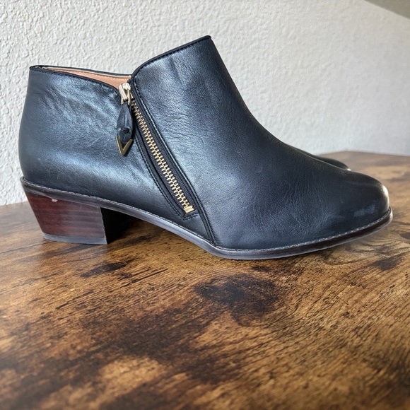 Vionic Women’s 11W Wide Jolene Black Ankle Boots Weather Resistant Leather Zip - Picture 2 of 13